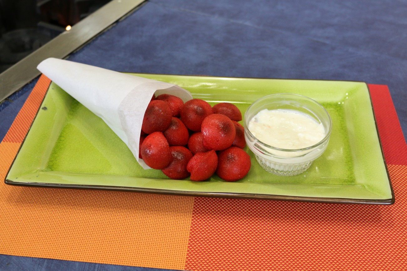 Donas horneadas de Red Velvet con salsa de queso crema